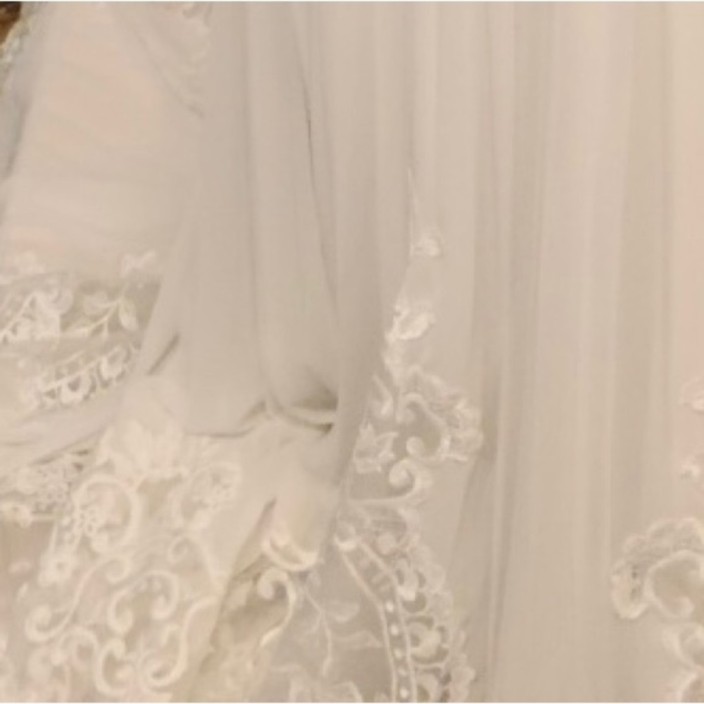 BRAND NEW, NEVER WORN, BADGLEY MISCHKA WEDDING DRESS- Size 4 - Picture 4 of 5